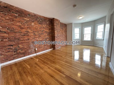 Somerville Winter Hill 2BD/1BA Apartment  Winter Hill - $3,100 No Fee